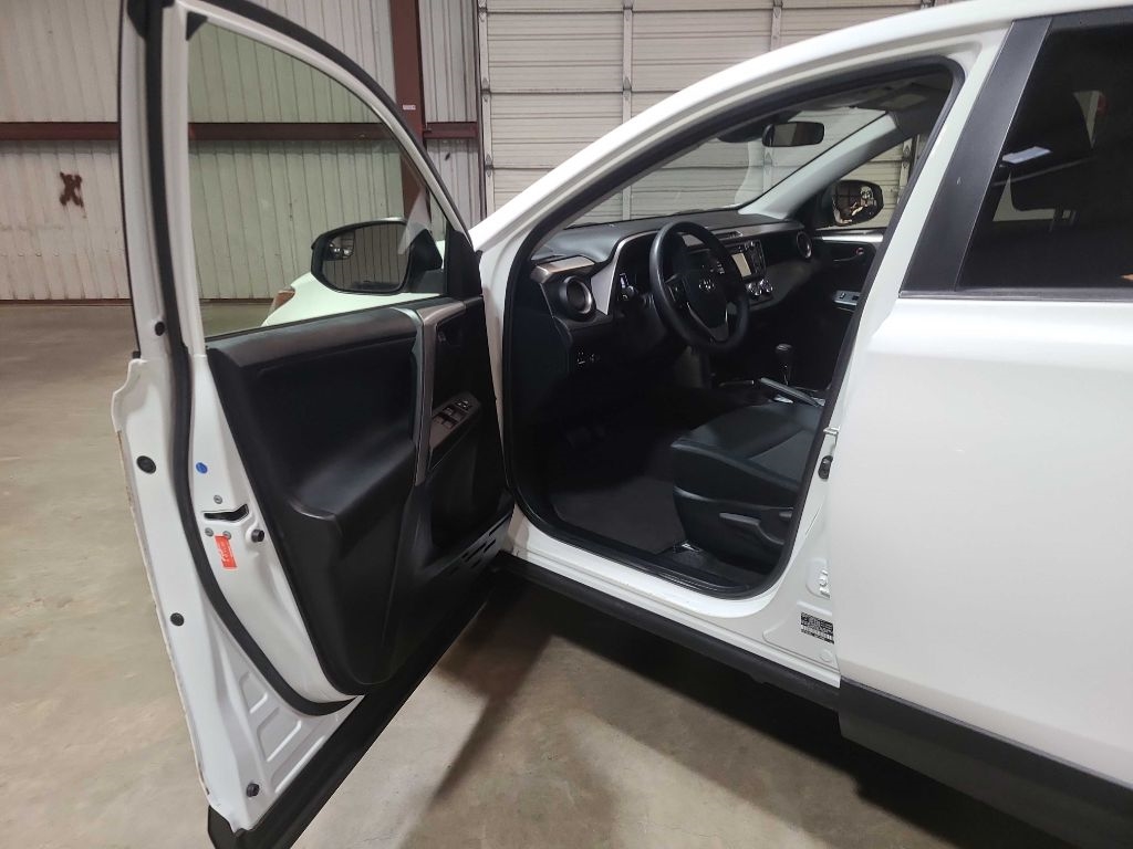 Toyota RAV4 LE FWD (Natl) 2018