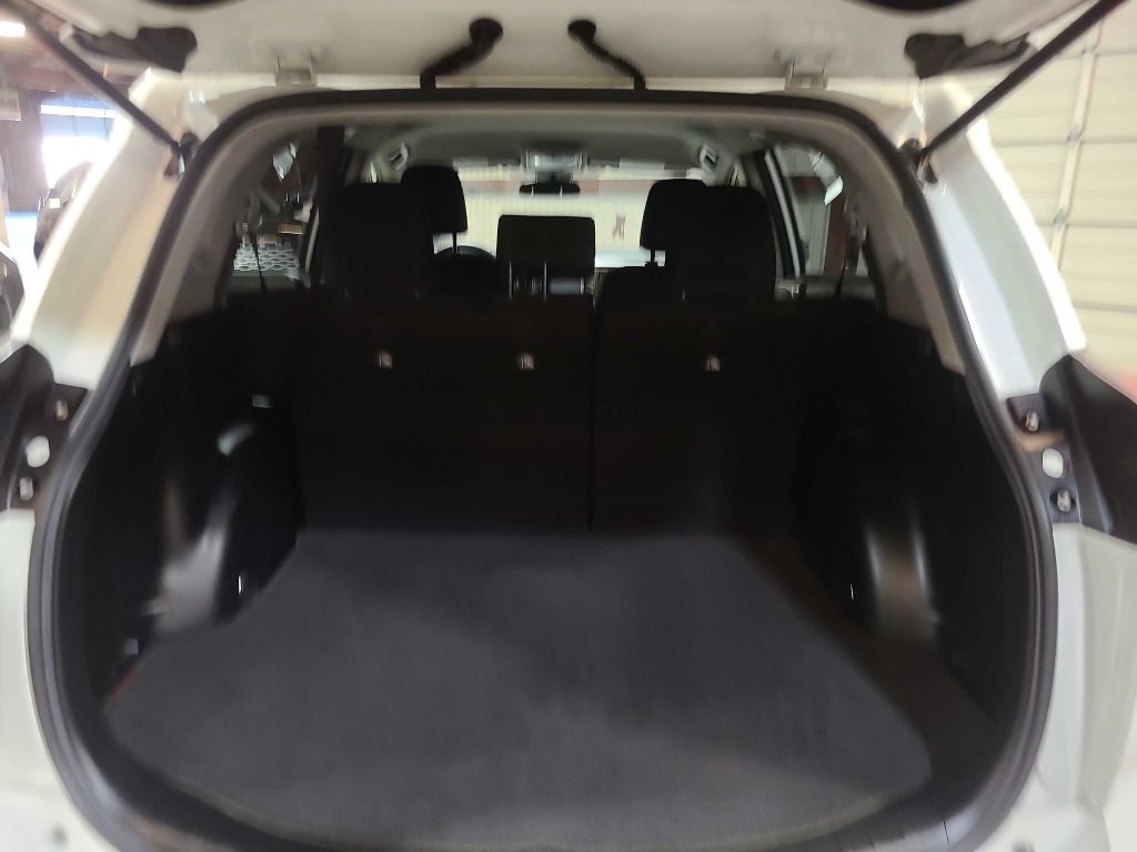 Toyota RAV4 LE FWD (Natl) 2018