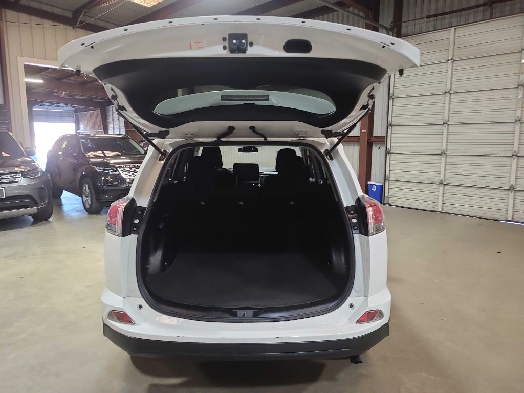 Toyota RAV4 LE FWD (Natl) 2018