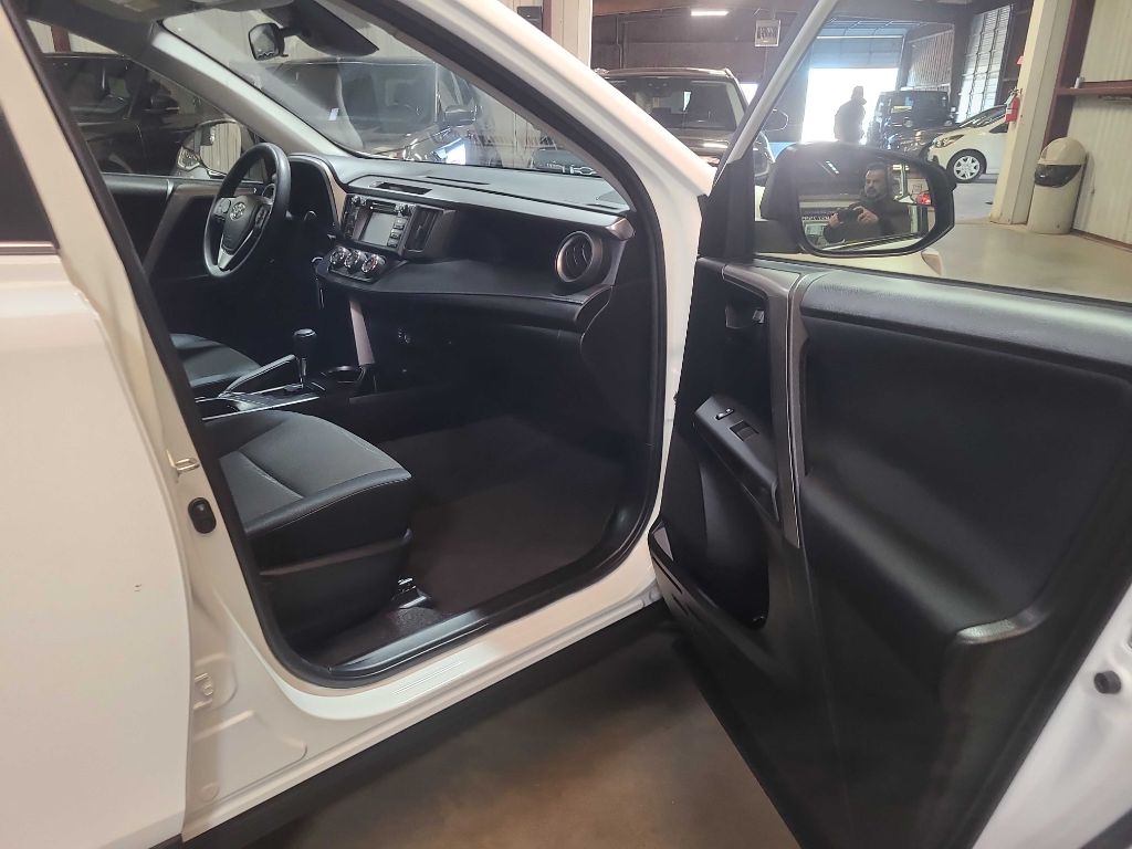 Toyota RAV4 LE FWD (Natl) 2018