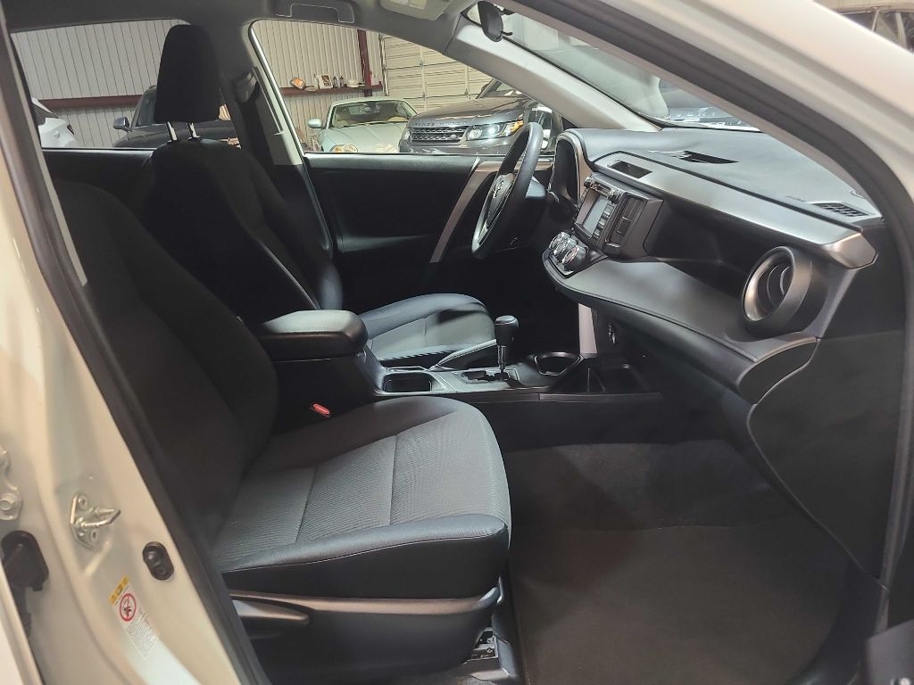 Toyota RAV4 LE FWD (Natl) 2018