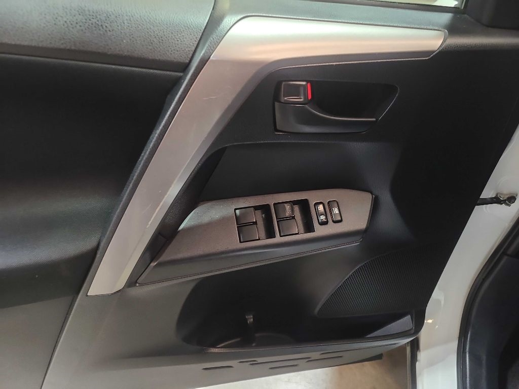 Toyota RAV4 LE FWD (Natl) 2018