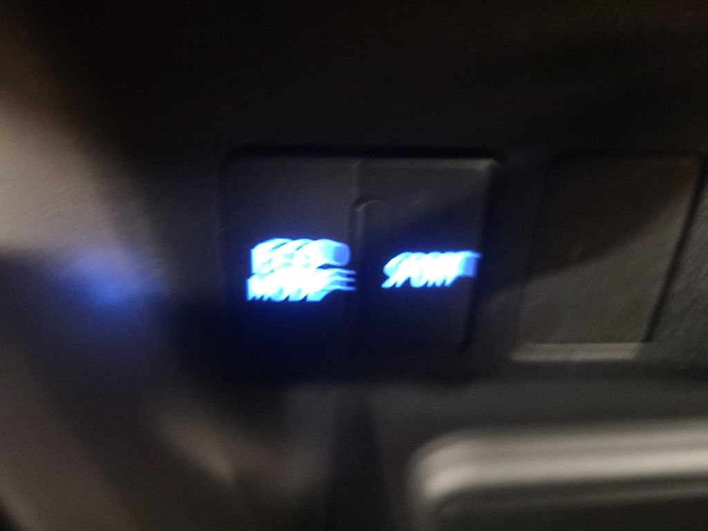 Toyota RAV4 LE FWD (Natl) 2018