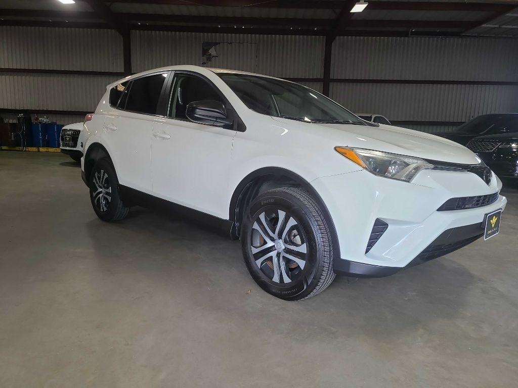 Toyota RAV4 LE FWD (Natl) 2018
