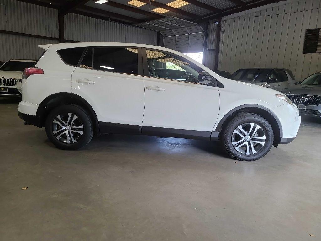 Toyota RAV4 LE FWD (Natl) 2018