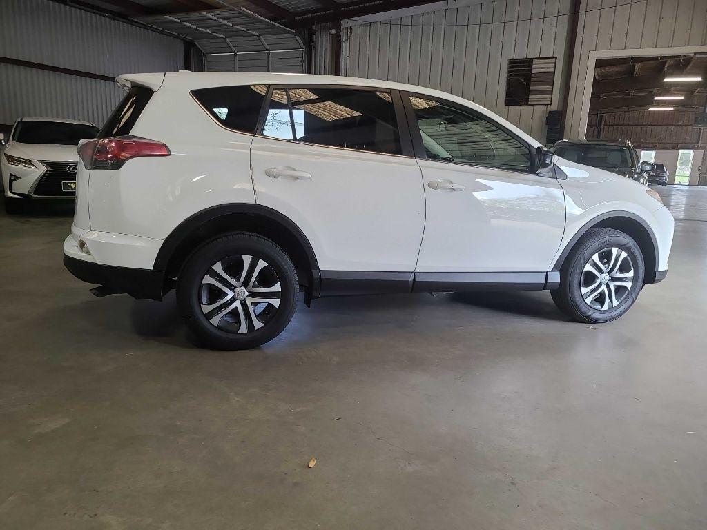 Toyota RAV4 LE FWD (Natl) 2018