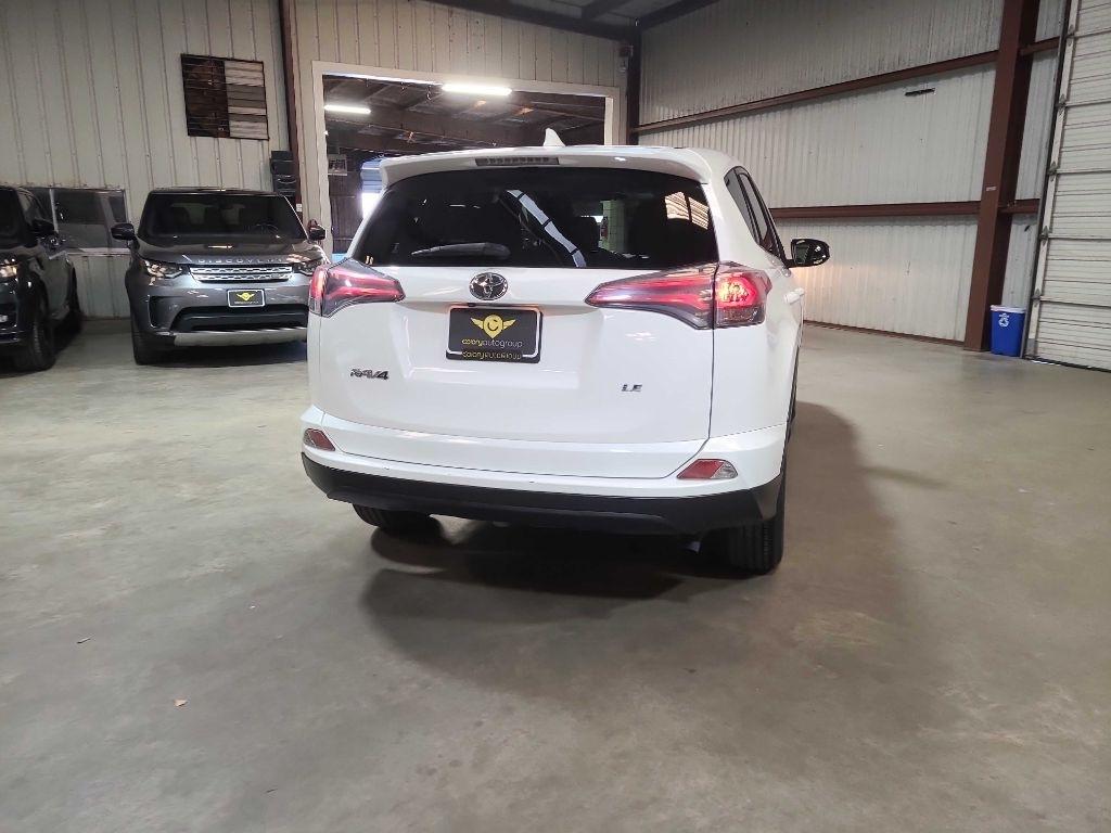 Toyota RAV4 LE FWD (Natl) 2018