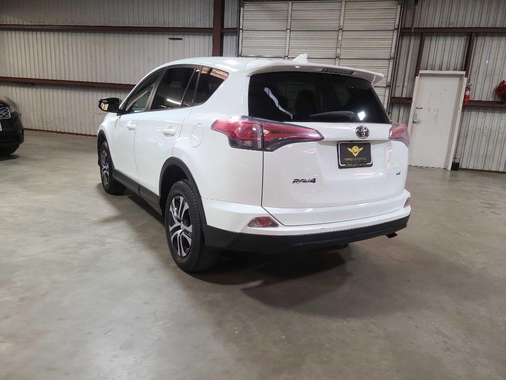 Toyota RAV4 LE FWD (Natl) 2018