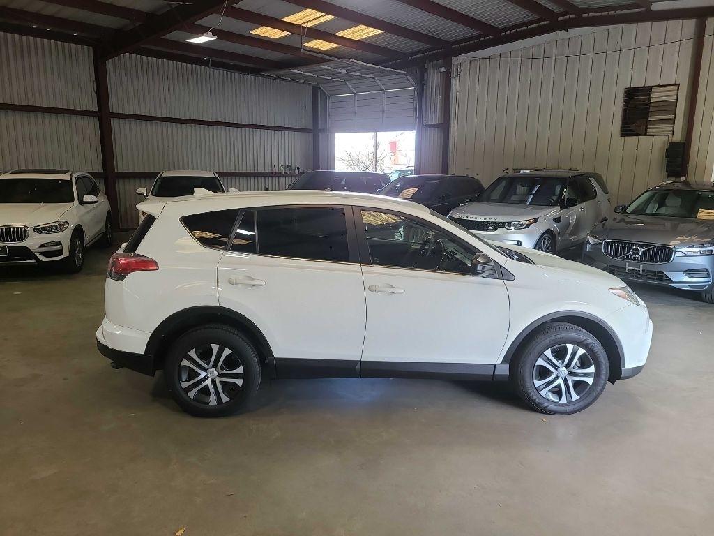 Toyota RAV4 LE FWD (Natl) 2018