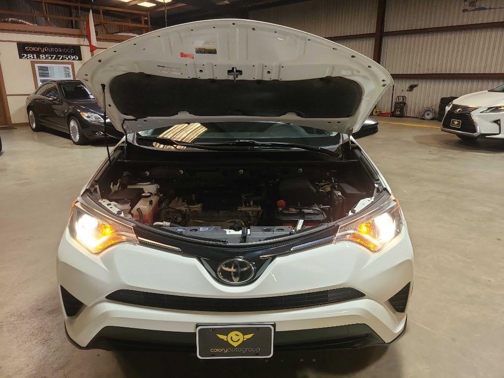 Toyota RAV4 LE FWD (Natl) 2018