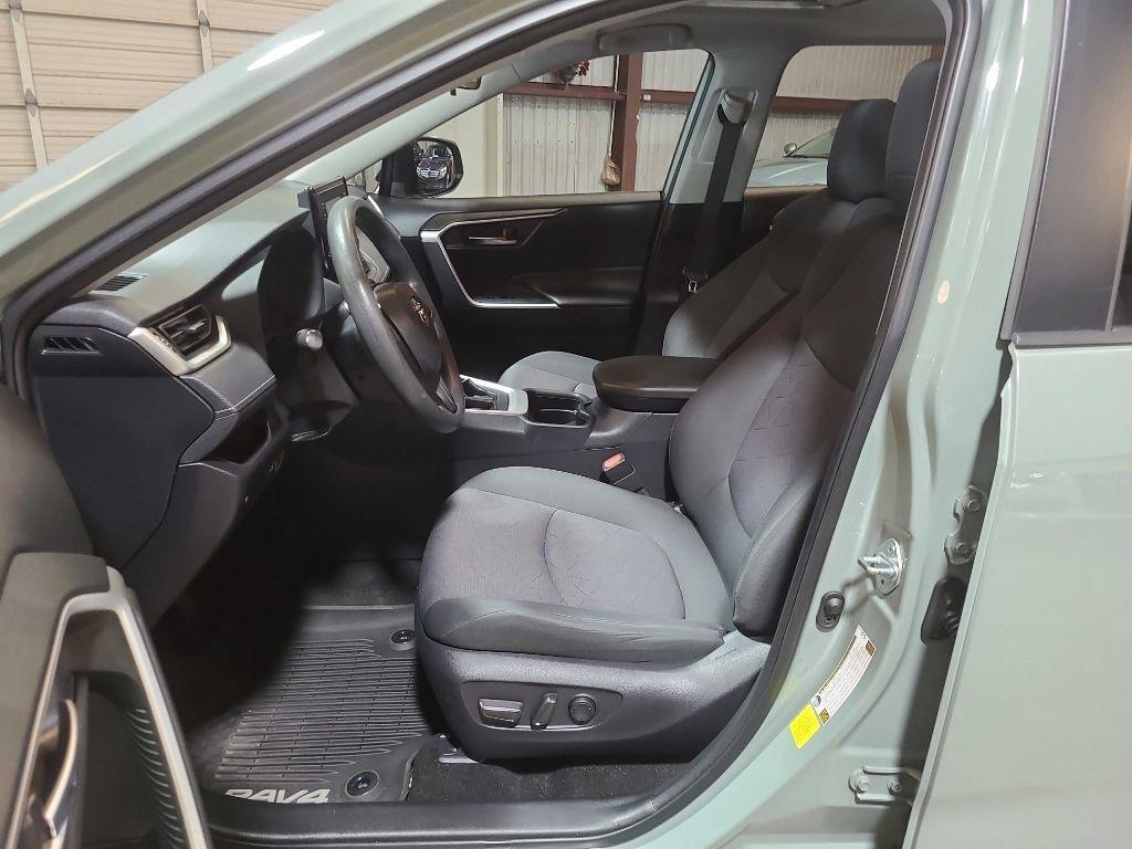 Toyota RAV4 XLE FWD (Natl) 2020