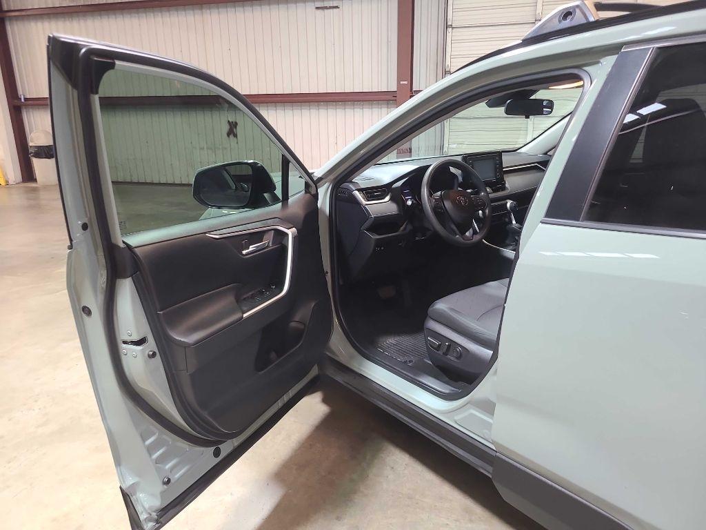 Toyota RAV4 XLE FWD (Natl) 2020