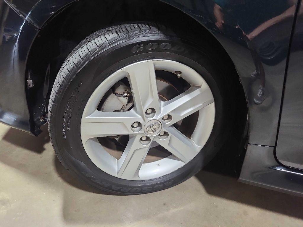 Toyota Camry 4dr Sdn I4 Auto XLE (Natl) 2013