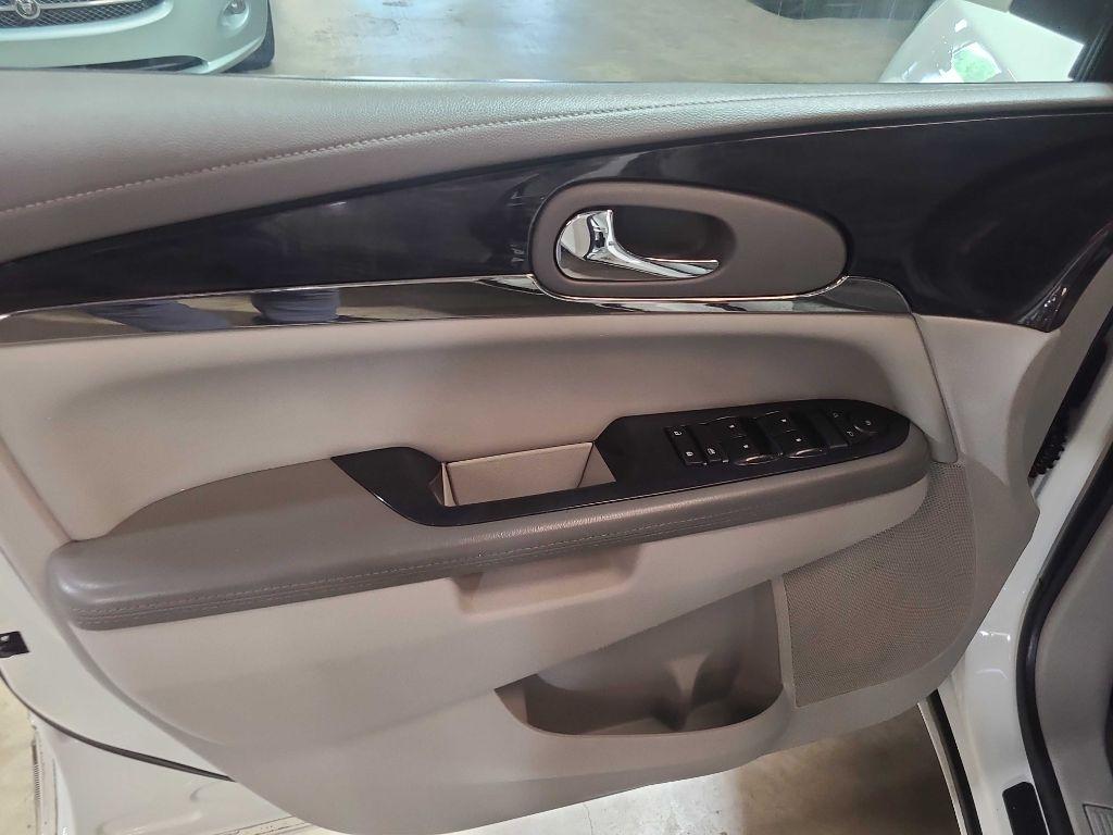Buick Enclave FWD 4dr Convenience 2015