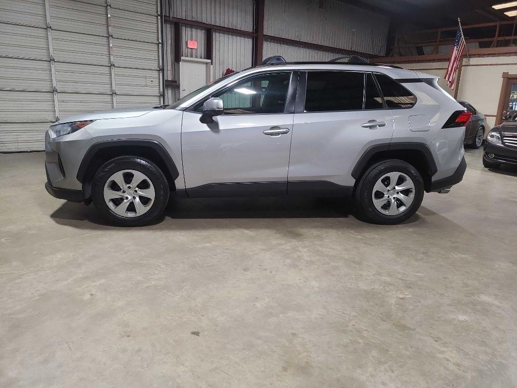 Toyota RAV4 LE FWD (Natl) 2020