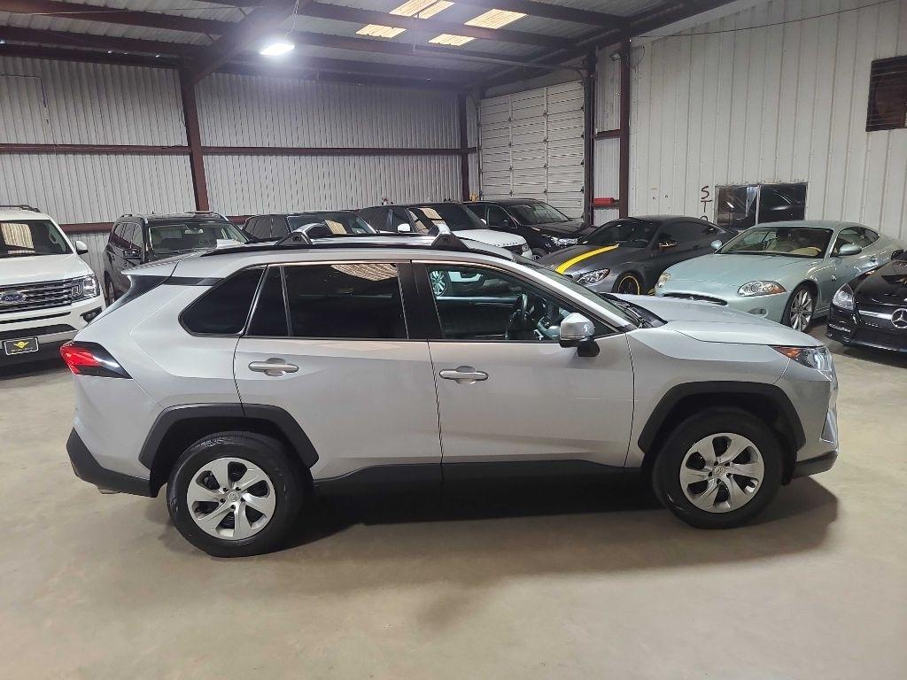 Toyota RAV4 LE FWD (Natl) 2020