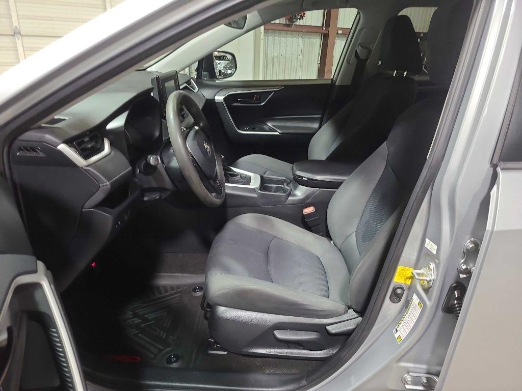 Toyota RAV4 LE FWD (Natl) 2020