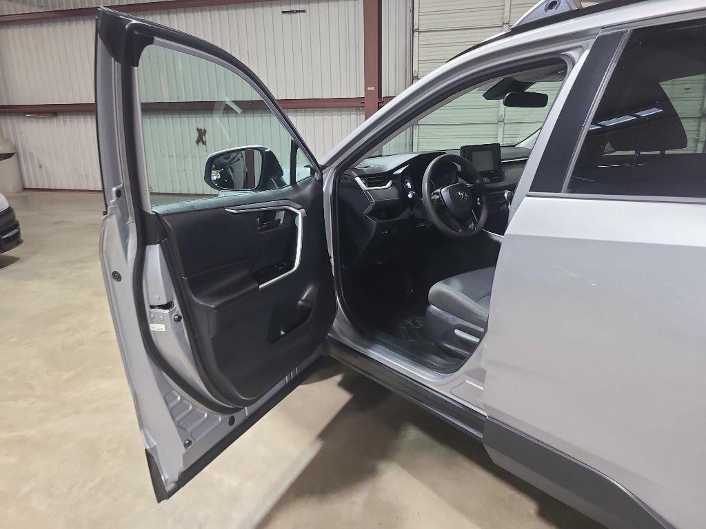 Toyota RAV4 LE FWD (Natl) 2020