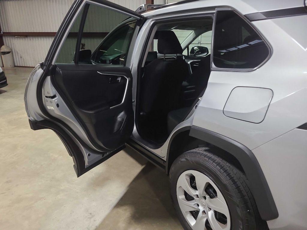 Toyota RAV4 LE FWD (Natl) 2020