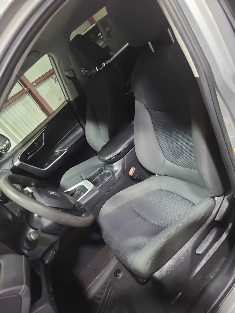 Toyota RAV4 LE FWD (Natl) 2020