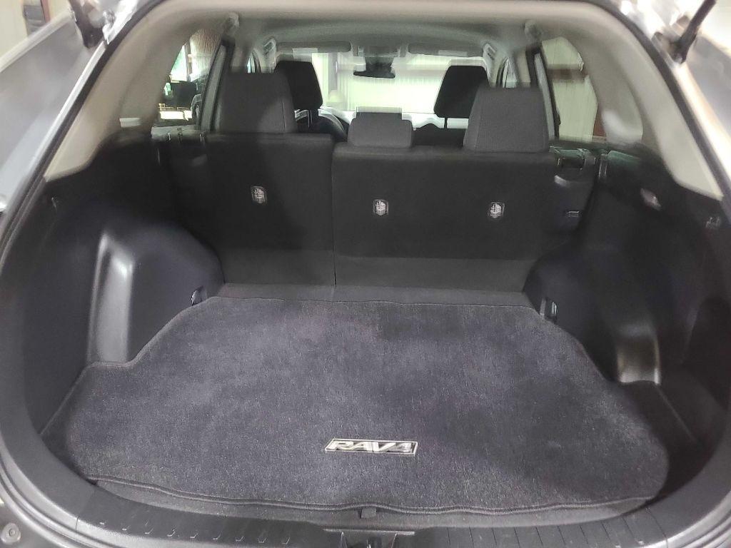 Toyota RAV4 LE FWD (Natl) 2020