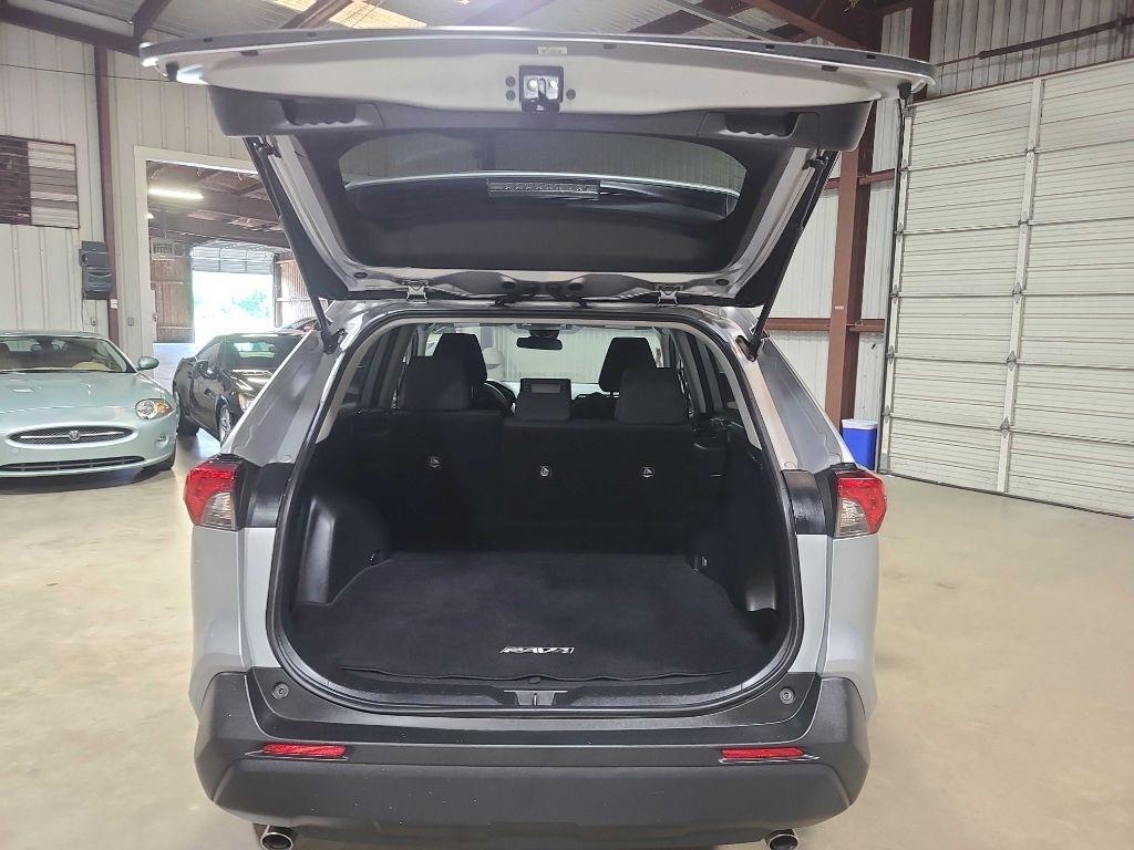 Toyota RAV4 LE FWD (Natl) 2020