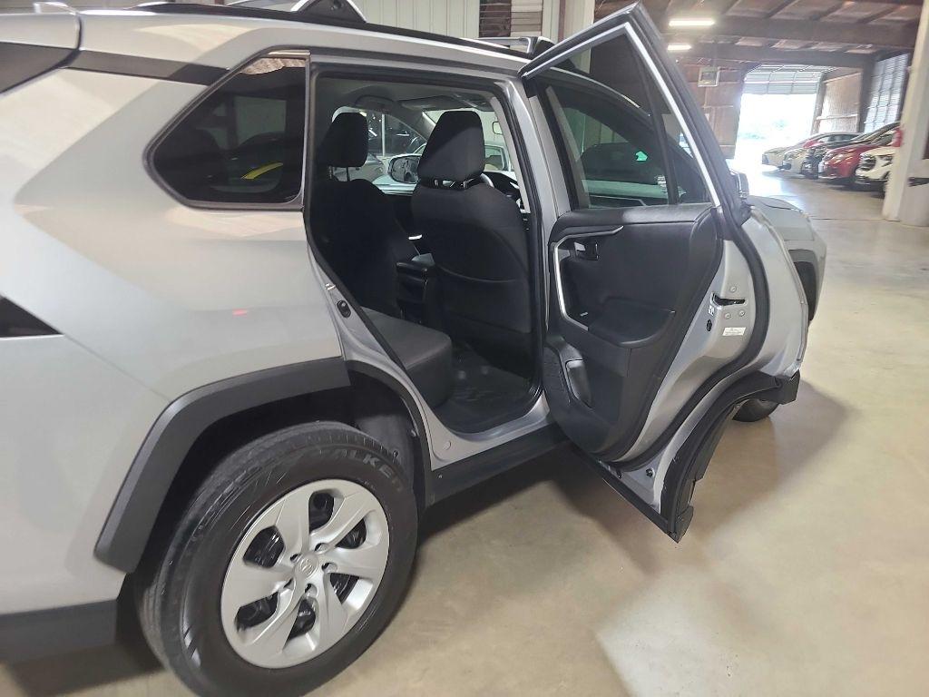 Toyota RAV4 LE FWD (Natl) 2020