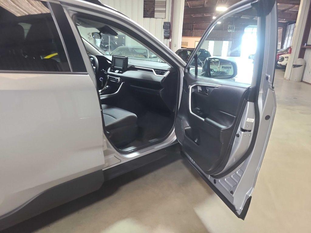 Toyota RAV4 LE FWD (Natl) 2020