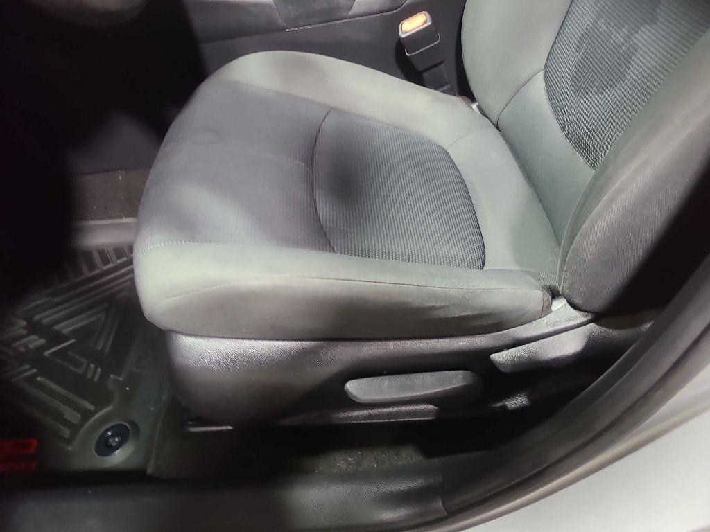 Toyota RAV4 LE FWD (Natl) 2020