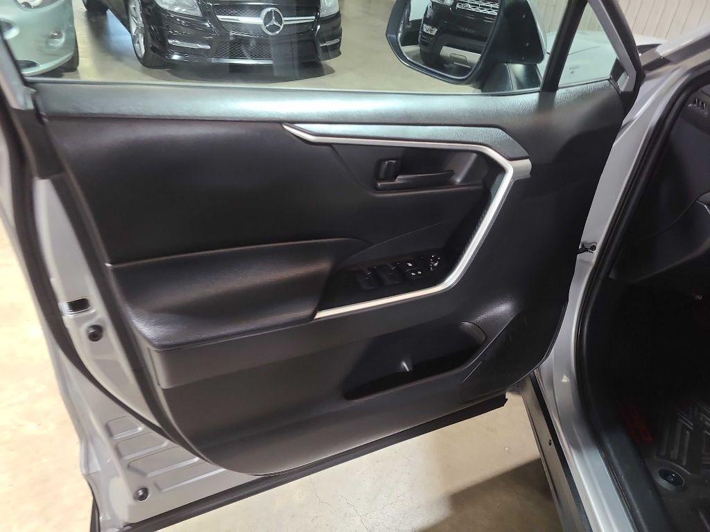 Toyota RAV4 LE FWD (Natl) 2020
