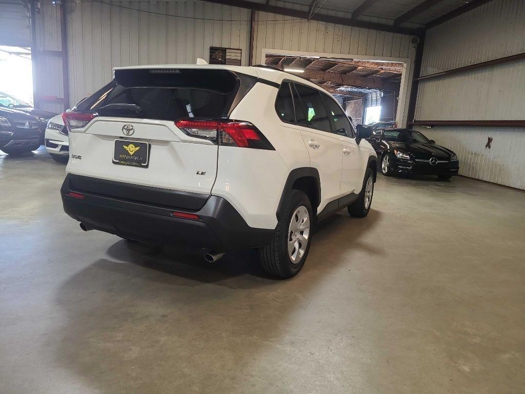 Toyota RAV4 LE FWD (Natl) 2021