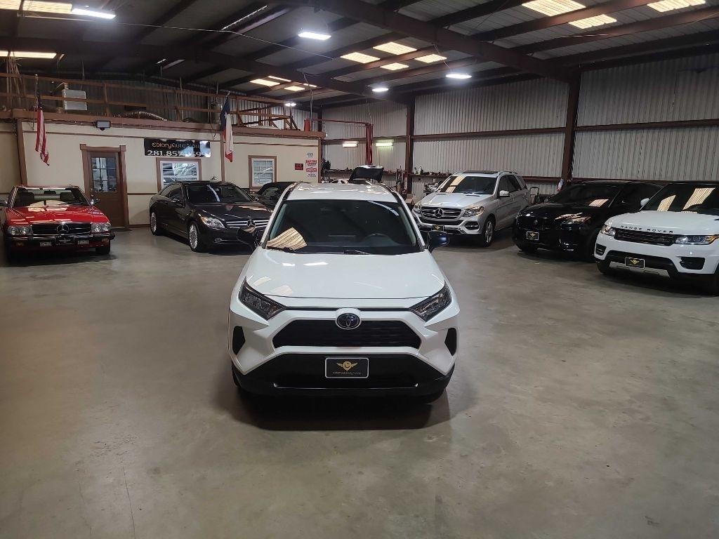 Toyota RAV4 LE FWD (Natl) 2021
