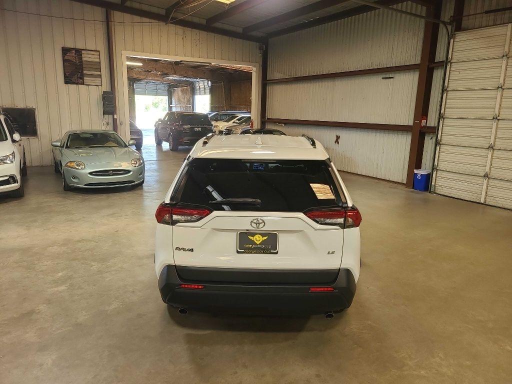 Toyota RAV4 LE FWD (Natl) 2021