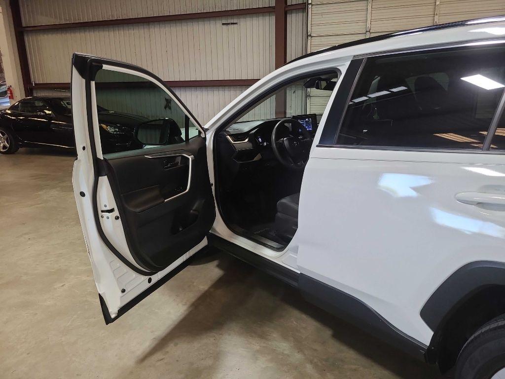 Toyota RAV4 LE FWD (Natl) 2021