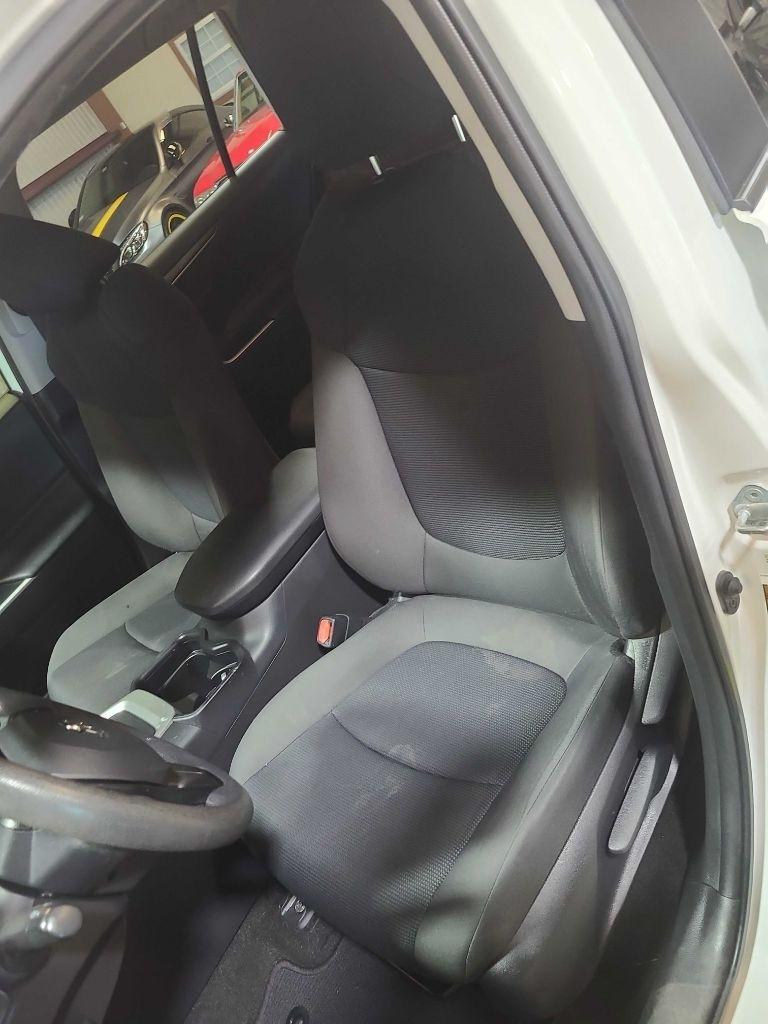 Toyota RAV4 LE FWD (Natl) 2021
