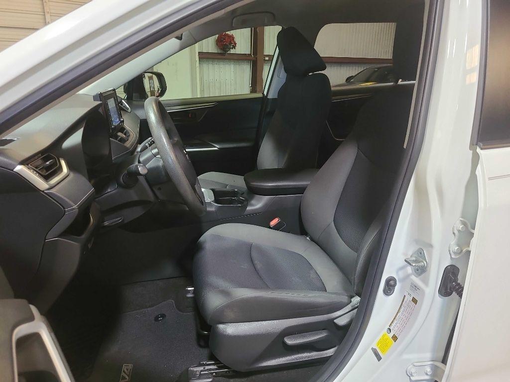 Toyota RAV4 LE FWD (Natl) 2021