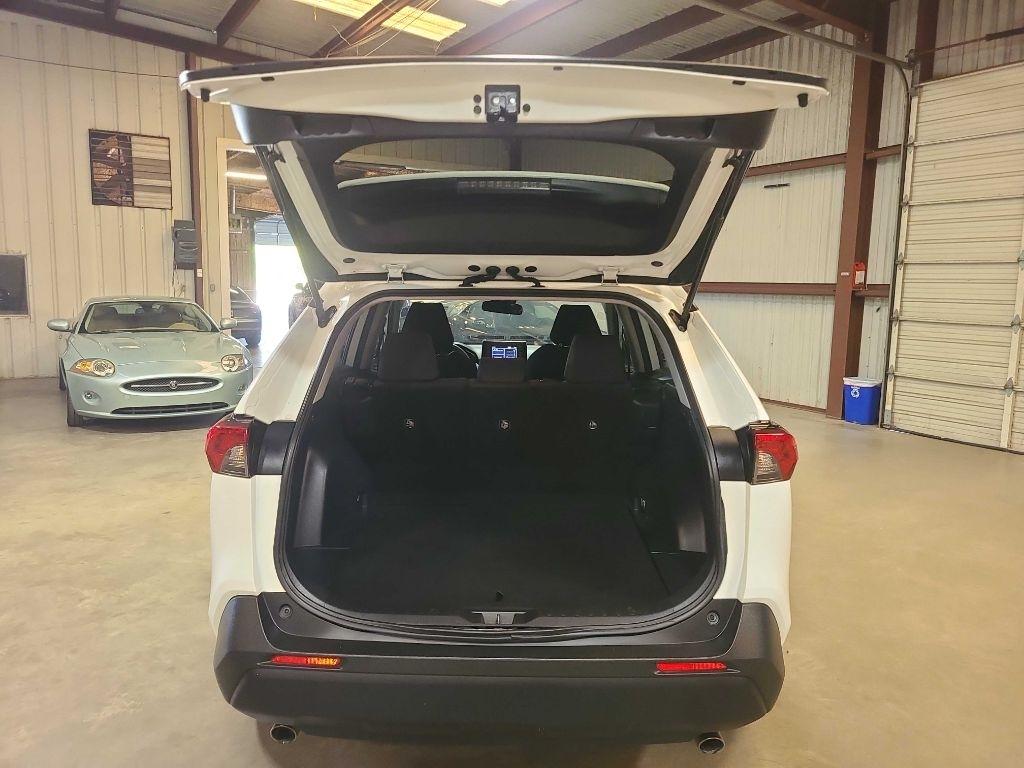Toyota RAV4 LE FWD (Natl) 2021