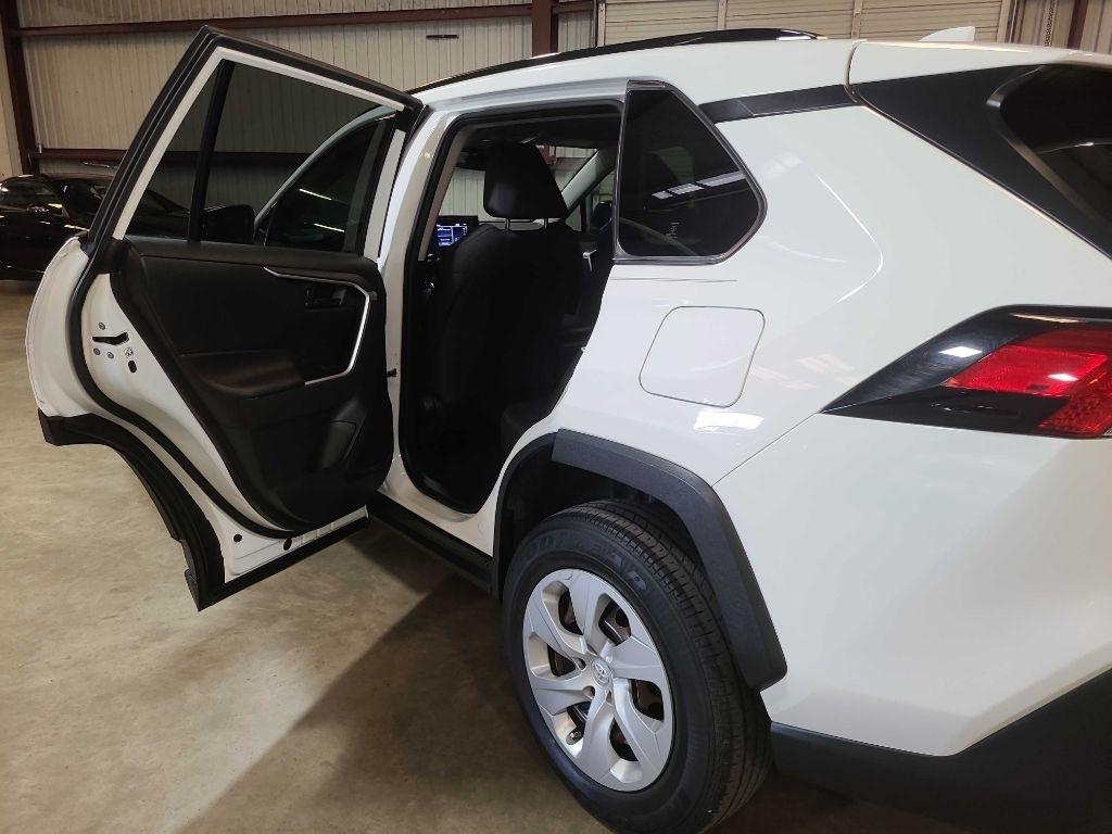 Toyota RAV4 LE FWD (Natl) 2021