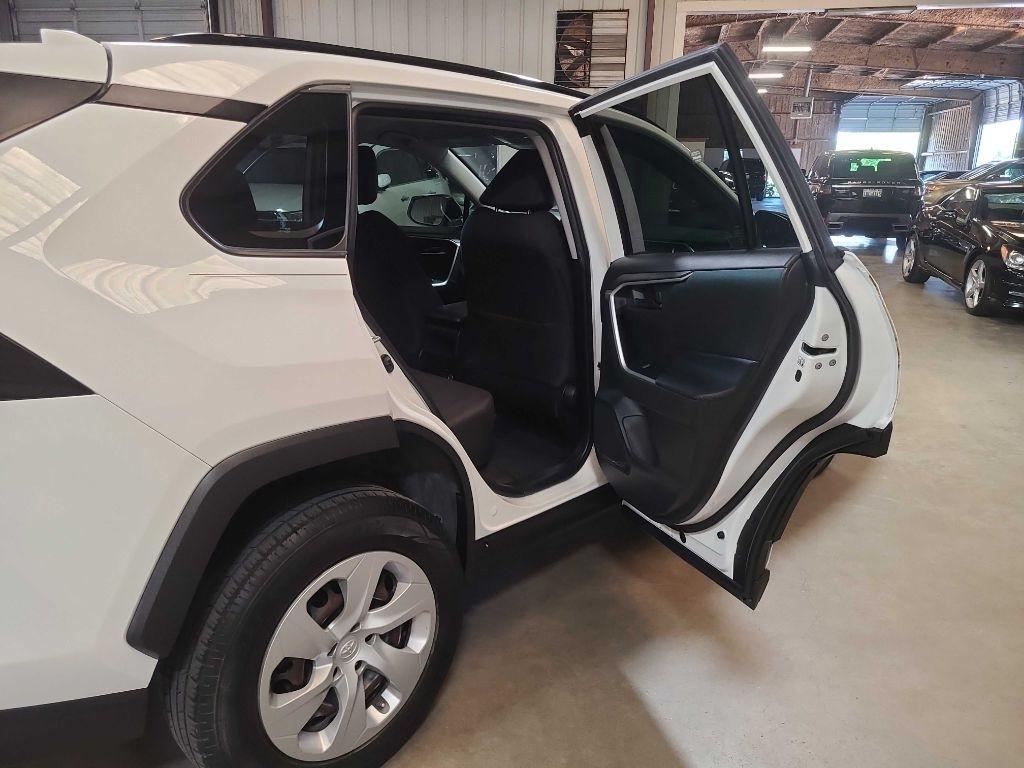 Toyota RAV4 LE FWD (Natl) 2021