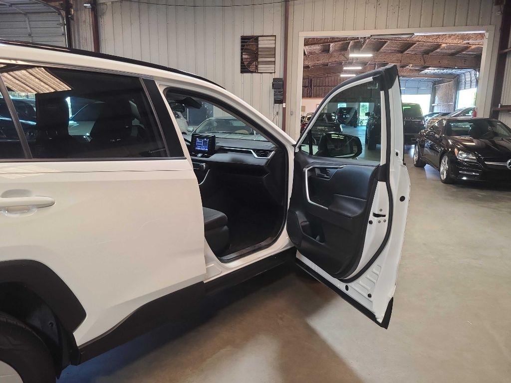 Toyota RAV4 LE FWD (Natl) 2021