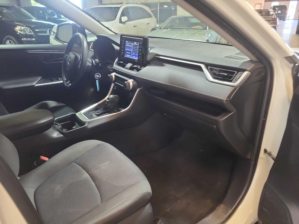 Toyota RAV4 LE FWD (Natl) 2021