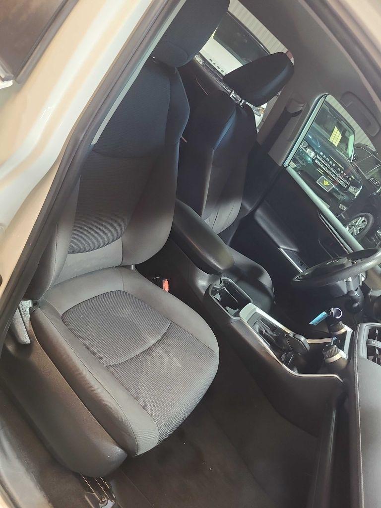 Toyota RAV4 LE FWD (Natl) 2021