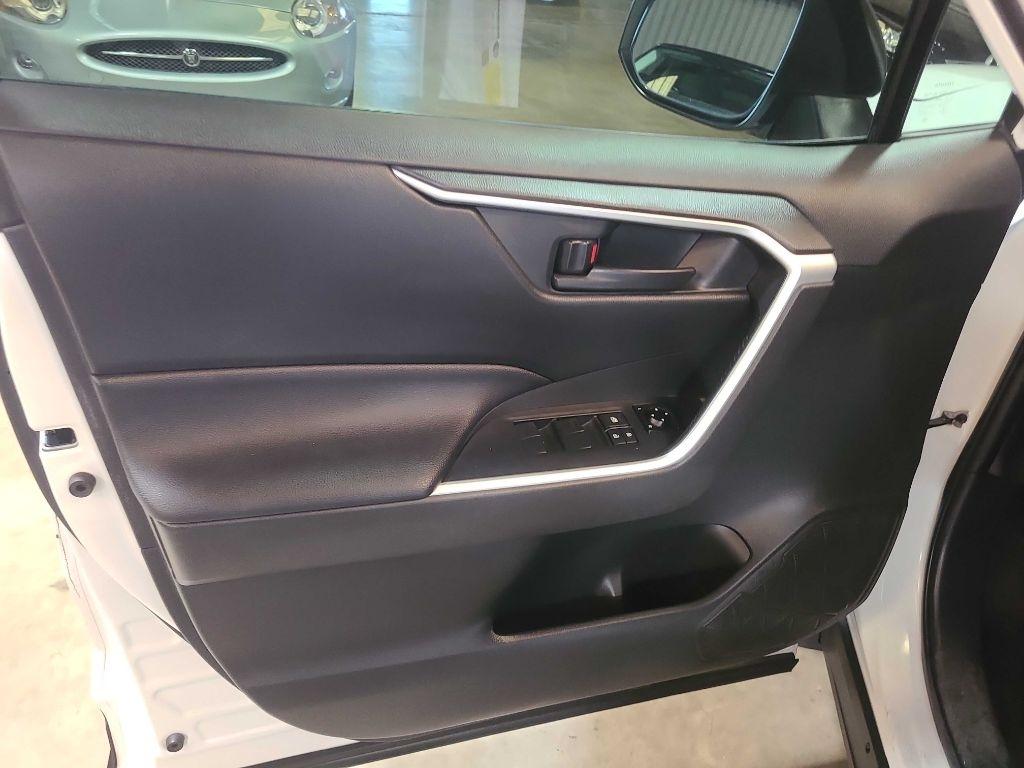 Toyota RAV4 LE FWD (Natl) 2021