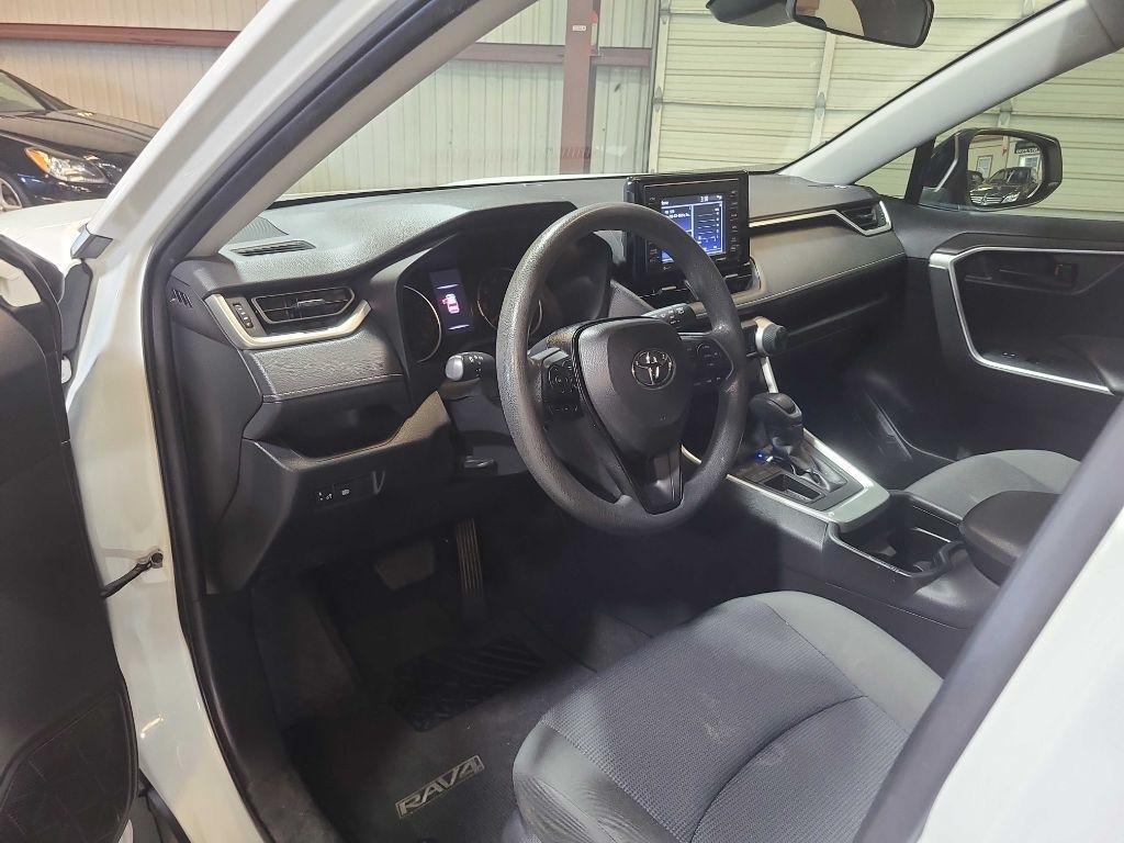 Toyota RAV4 LE FWD (Natl) 2021