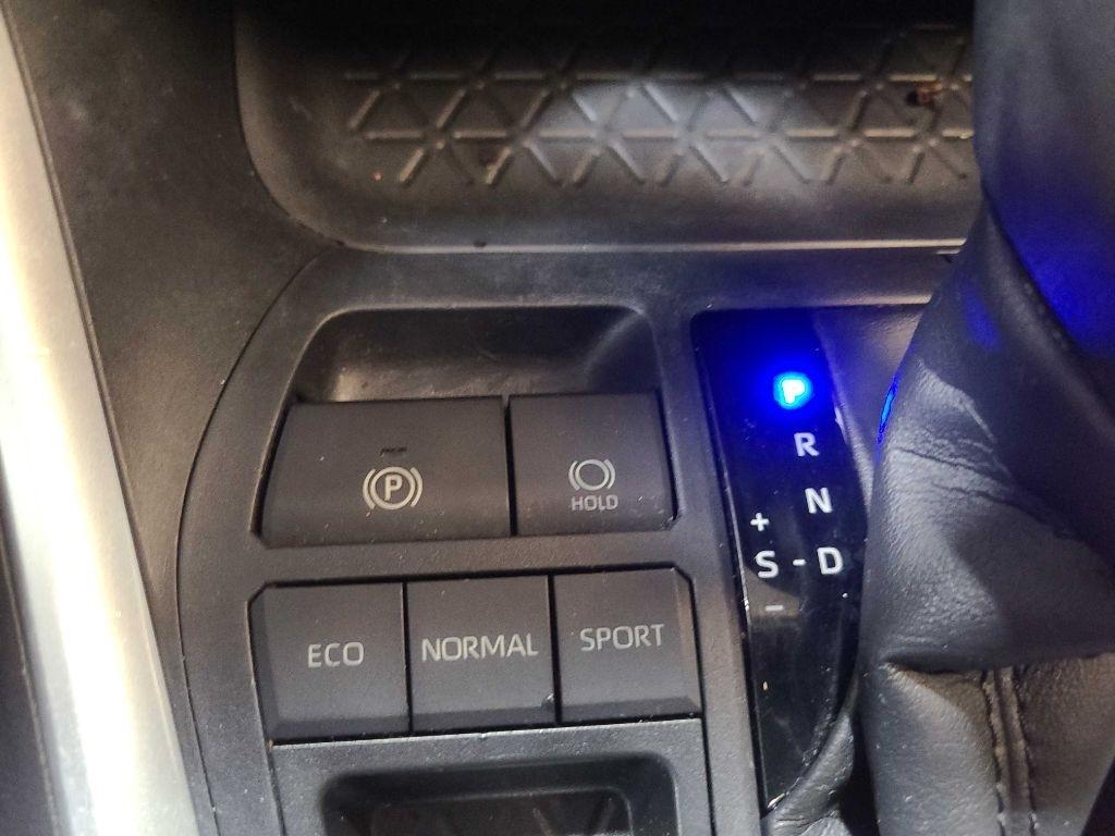 Toyota RAV4 LE FWD (Natl) 2021