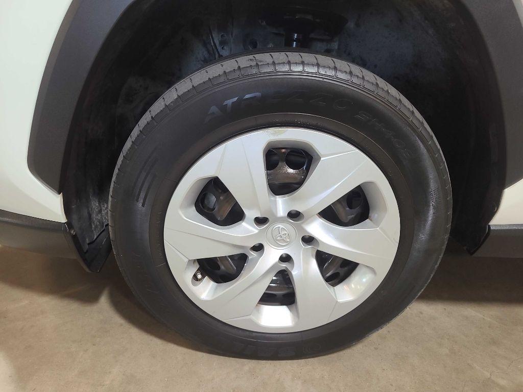 Toyota RAV4 LE FWD (Natl) 2021
