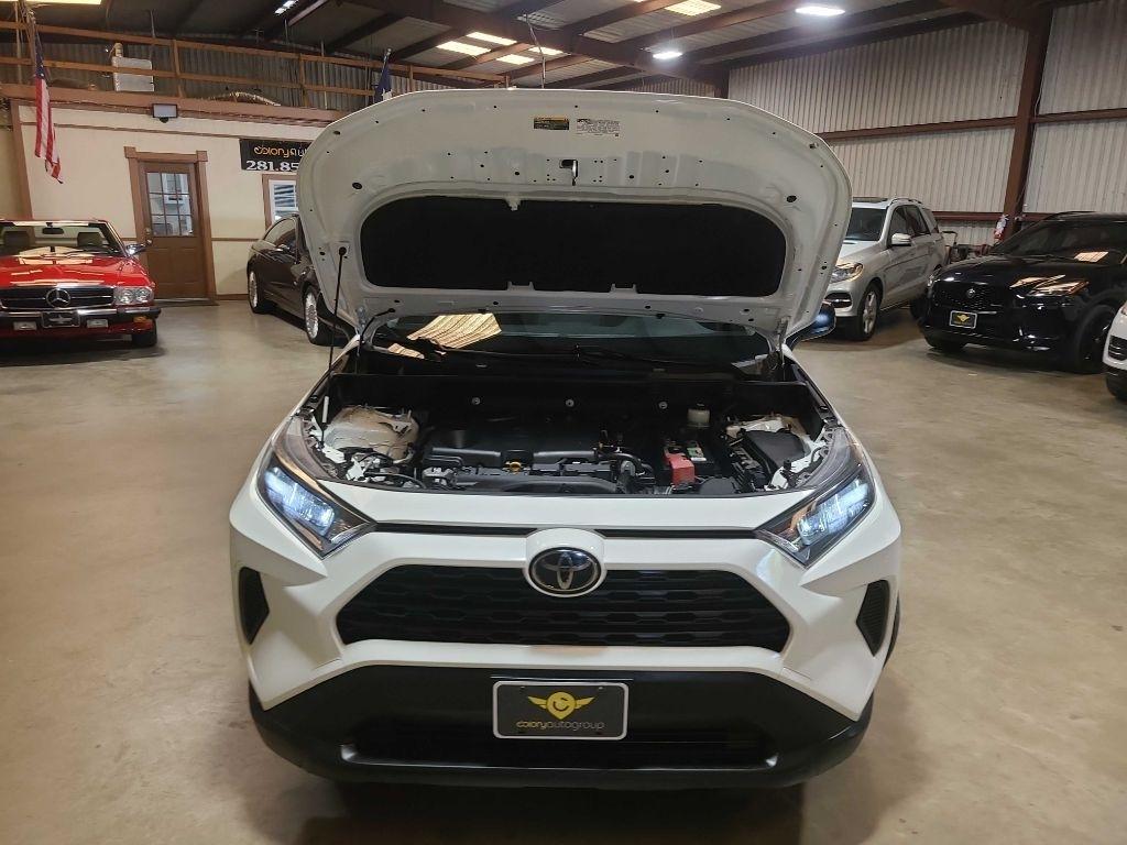 Toyota RAV4 LE FWD (Natl) 2021