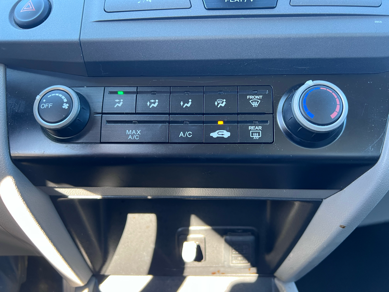 Honda Civic LX Sedan 5-Speed AT 2012 Honda Civic LX Sedan 5-Speed AT 2012