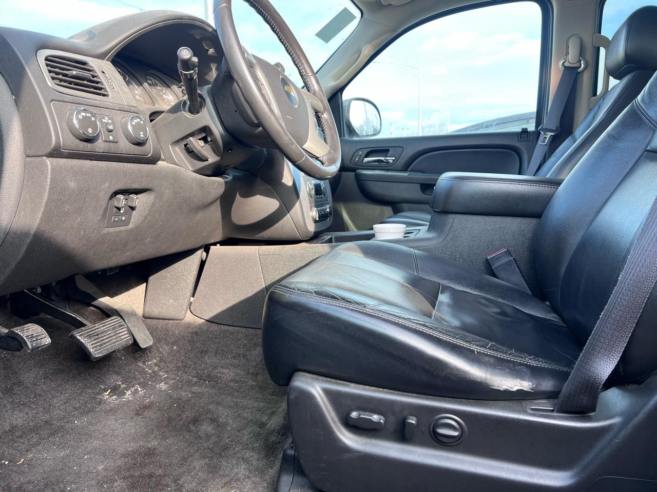 Chevrolet Suburban LT 1500 4WD 2012