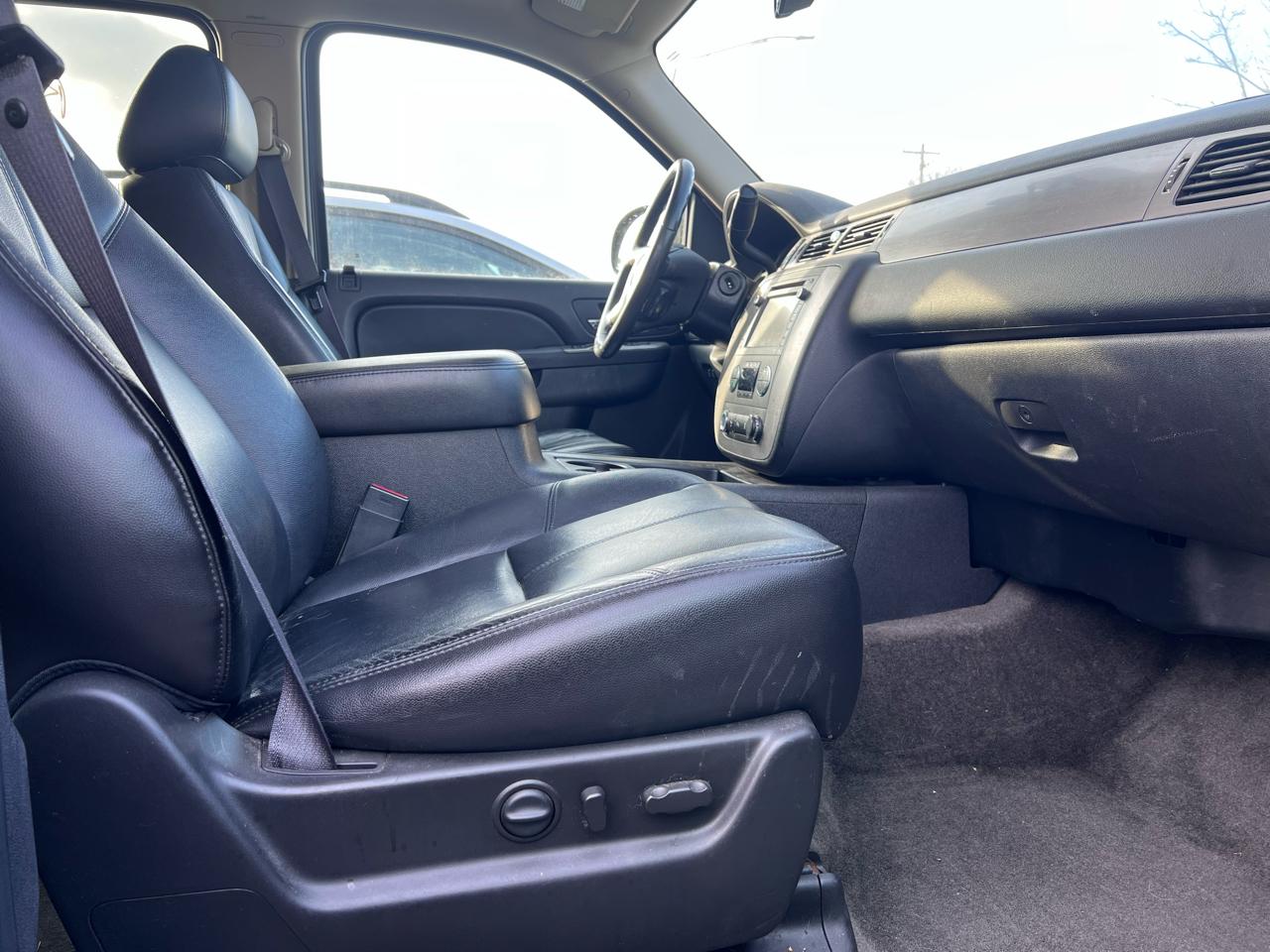 Chevrolet Suburban LT 1500 4WD 2012